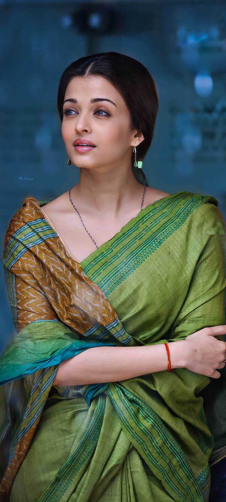இதனால் ஐஸ்வர்யாவிற்கு தற்போது தெலுங்கு படத்திலும் எதிர்மறை கதாப்பாத்திரத்தில் நடிக்க வாய்ப்பு வந்துள்ளது.