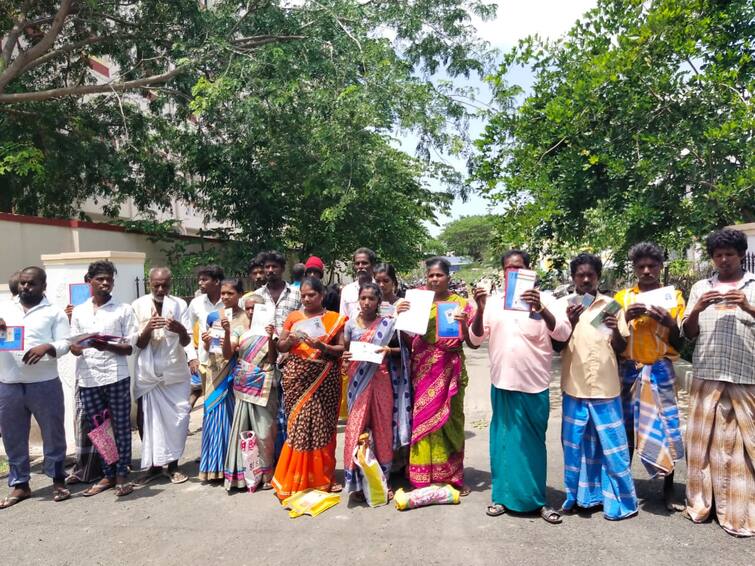 Villupuram irular are protesting to hand over government documents for free land titles TNN விழுப்புரத்தில் இலவச மனைக்கு பட்டா வழங்ககோரி இருளர்கள் அரசு ஆவணங்களை ஒப்படைக்கும் போராட்டம்