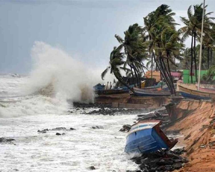 cyclone biparjoy latest news landfall begins in gujarat heavy rainfall strong winds saurashtra kutch region Cyclone Biparjoy: बिपरजॉय गुजरातला धडकलं... लँडफॉलनंतर द्वारका आणि कच्छमध्ये विध्वंस सुरू, 240 गावांतील वीज पुरवठा खंडीत 