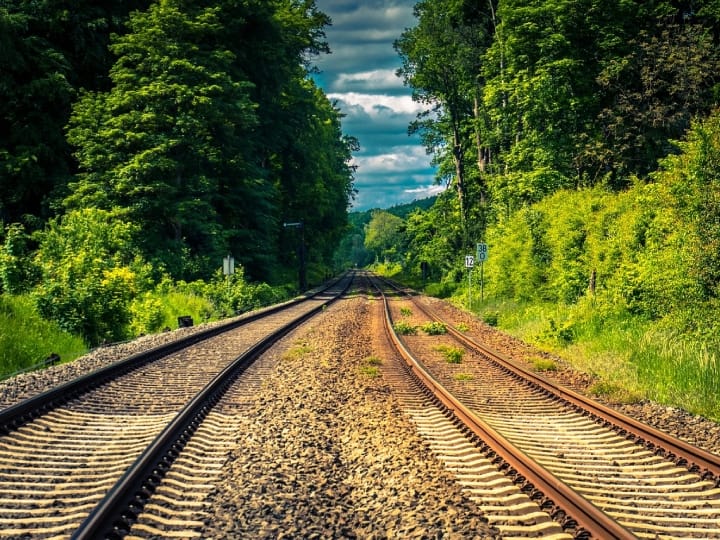What is the difference between railway line and track both are different know here to each रेलवे लाइन और ट्रैक दोनों एक बात नहीं होती! इनमें होता है काफी अंतर, यहां समझिए