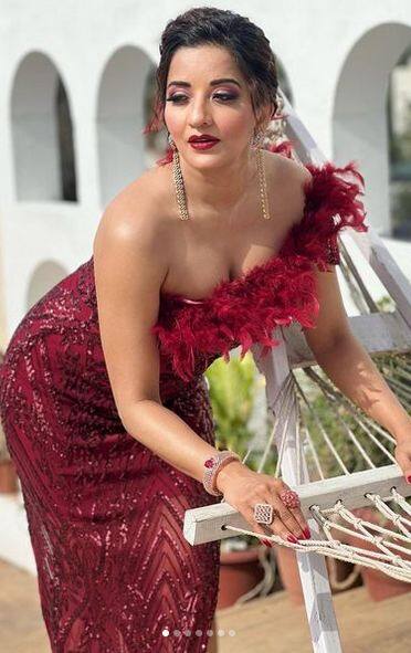 ਹਾਲ ਹੀ 'ਚ ਅਦਾਕਾਰਾ ਨੇ ਆਪਣੇ ਲੇਟੈਸਟ ਫੋਟੋਸ਼ੂਟ ਦੀਆਂ ਤਸਵੀਰਾਂ ਸ਼ੇਅਰ ਕਰਕੇ ਪ੍ਰਸ਼ੰਸਕਾਂ 'ਚ ਸਨਸਨੀ ਮਚਾ ਦਿੱਤੀ ਹੈ। ਇਨ੍ਹਾਂ ਤਸਵੀਰਾਂ 'ਚ ਉਸ ਦਾ ਹੌਟ ਅੰਦਾਜ਼ ਦੇਖ ਕੇ ਲੋਕਾਂ ਦੇ ਦਿਲਾਂ ਦੀ ਧੜਕਣ ਵਧ ਗਈ ਹੈ। ਦੇਖੋ ਅਦਾਕਾਰਾ ਮੋਨਾਲੀਸਾ ਦਾ ਕਾਤਲ ਲੁੱਕ...