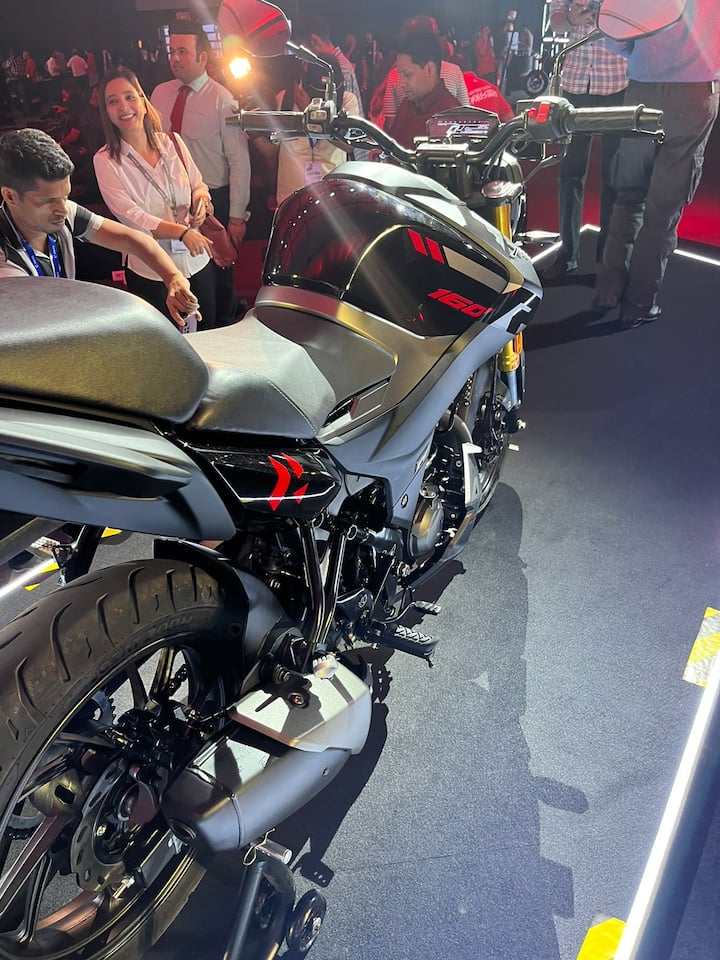 स्टैंडर्ड वेरिएंट में फ्रंट में टेलीस्कोपिक सस्पेंशन और रियर में 7-स्टेप एडजस्टेबल मोनोशॉक दिया गया है. नई बाइक में 17-इंच के अलॉय व्हील्स दिए गए हैं. इस बाइक की लंबाई 2029mm, चौड़ाई 793mm और ऊंचाई 1052mm है और इसका व्हीलबेस 1333mm है. इसके सीट की ऊंचाई 795mm और ग्राउंड क्लीयरेंस 165mm है.