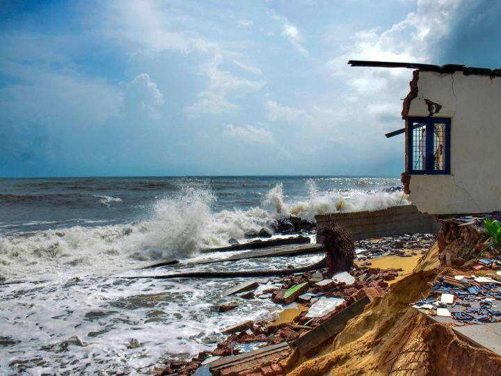 उन्होंने कहा कि लैंडफॉल मांडवी और कराची के बीच जखाऊ पोर्ट के आसपास पश्चिम में होगा. वहीं, शुक्रवार की सुबह तक कमजोर होकर हवा की स्पीड 70 से 90 किमी हो जाएगी.