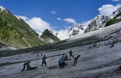 JK Tourism: আপেল-জাফরান থেকে শাল! উপহারের ডালি নিয়ে অপেক্ষায় কাশ্মীর