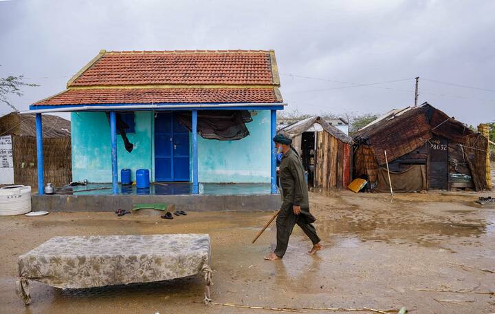 ১৬ জুন পর্যন্ত গুজরাতে বাণিজ্যিক বিমান চলাচল বন্ধ থাকবে। ঘূর্ণিঝড় পরিস্থিতির উপর কড়া নজর স্বরাষ্ট্রমন্ত্রী অমিত শাহের। ঘূর্ণিঝড়ের কারণে যাতে কোনওরকম প্রাণহানি না হয় তার জন্য আগেভাগেই সতর্ক প্রশাসন। চলছে শেষ মূহূর্তের প্রস্তুতি।