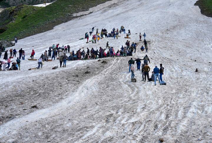 কাশ্মীরের আরও একটি আকর্ষণ জাফরান। বহুমূল্য এই মশলা বিভিন্ন কাজে ব্যবহার হয়। এর টানে বহু দেশি-বিদেশি পর্যটক এখানে এসেছেন। কাশ্মীরের জাফরানের যে অংশ রান্নায় ব্য়বহৃত হয় সেটাও অনেক খোঁজেন।