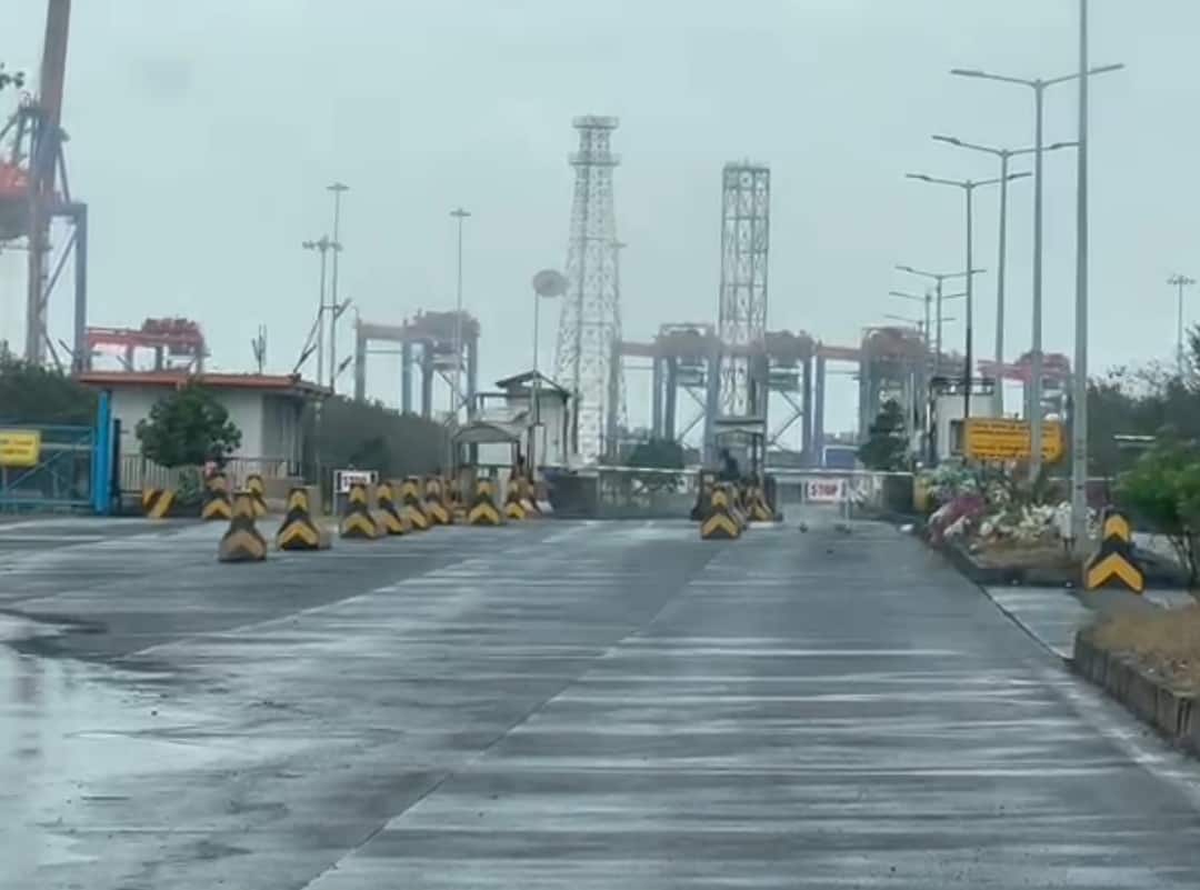 Cyclone Biparjoy 2023 Pipavav port was closed Cyclone Biparjoy 2023: કંડલા બાદ ગુજરાતનું આ મોટું બંદર કરવામાં આવ્યું બંધ, જાફરાબાદમાં જોવા મળી લોકડાઉન જેવી સ્થિતિ