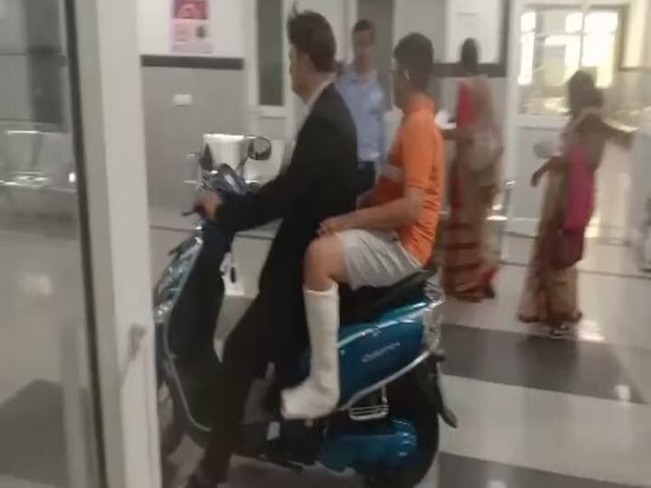 Rajasthan Due to not getting wheelchair in Kota hospital lawyer climbed on third floor by scooter ANN Rajasthan: अस्पताल में व्हीलचेयर नहीं मिलने पर वकील स्कूटर से तीसरी मंजिल पर चढ़ा, प्रशासन ने क्या कहा?