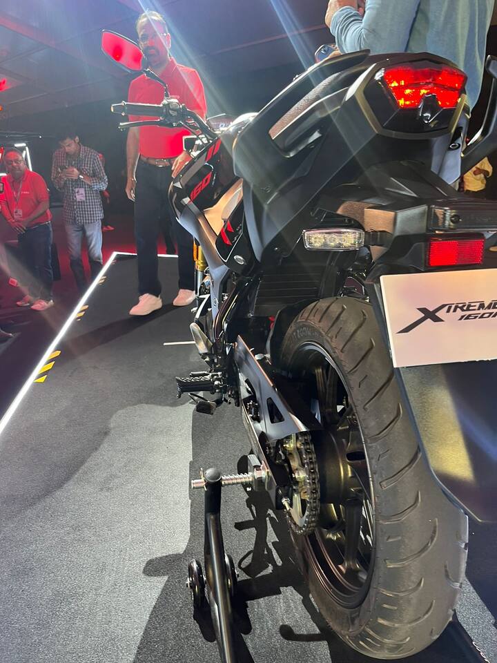 इस मोटरसाइकिल को बॉक्स टाइप स्विंग आर्म के साथ ट्यूबलर अंडरबोन डायमंड टाइप फ्रेम पर बनाया गया है. 2V इंजन वाले पिछले मॉडल में 15.2PS पॉवर और 14Nm का टार्क जेनरेट करता था.