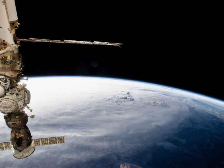 संयुक्त अरब अमीरात (यूएई) के एस्ट्रोनॉट सुल्तान अल नेयादी ने अपने ट्विटर अकाउंट पर अरब सागर के ऊपर से चक्रवाती तूफान बिपारजॉय की कुछ तस्वीरें पोस्ट की हैं.