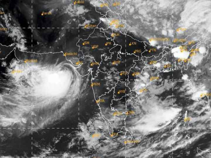 मौसम विभाग के मुताबिक तूफान के गुरुवार 15 जून शाम को कच्छ में दस्तक देने की उम्मीद है. जिसकी वजह से कई राज्यों में ऑरेंज और येलो अलर्ट जारी किया गया है.