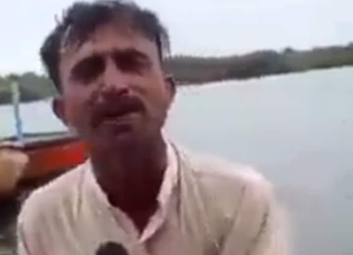 pakistani journalist jumped in water while reporting on Biparjoy Cyclone funny Reporting Viral on social Watch: ऐसी तूफानी रिपोर्टिंग नहीं देखी होगी, बिपरजॉय पर अपडेट देते-देते पानी में कूदा पाकिस्तानी रिपोर्टर, नहीं छोड़ा माइक