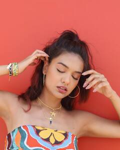 Divya Agarwal Shares Pictures In Chic Accessories. Take A Look