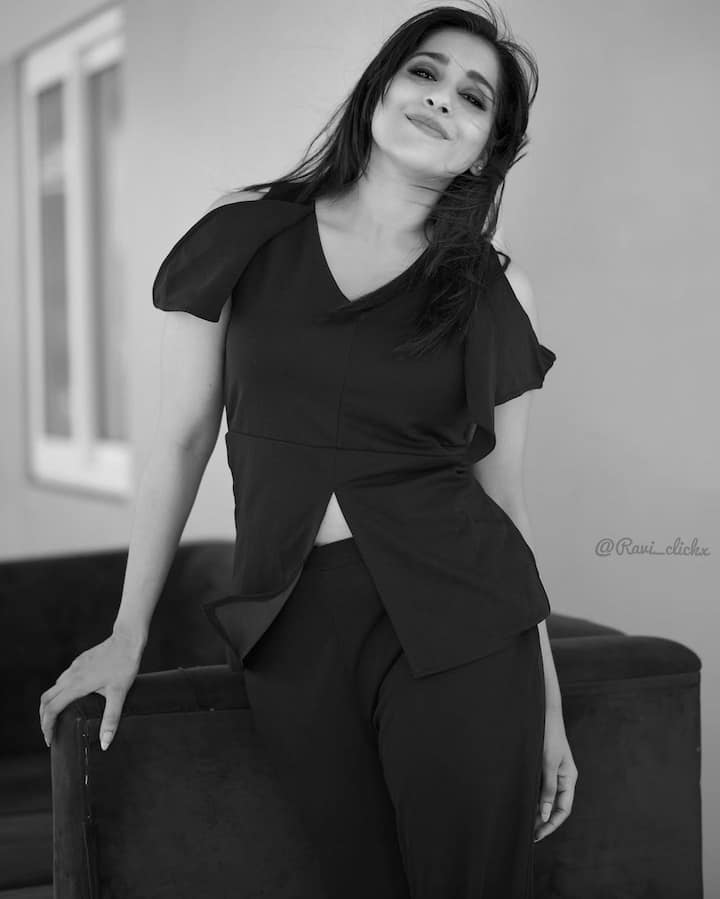 యాంకర్ రష్మీ లేటెస్ట్ ఫోటోలను ఇక్కడ చూడండి.