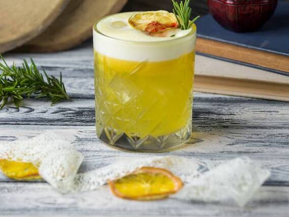 Pineapple Margarita: वीकेंड को खास अंदाज में करना है सेलिब्रेट, तो घर पर बनाएं ये खास ड्रिंक