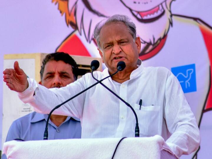 leader dancing on national anthem In presence of Rajasthan CM Ashok Gehlot ANN Rajasthan Politics: सीएम अशोक गहलोत की मौजूदगी में मंच पर राष्ट्रगान पर नाचने लगा नेता,इस केंद्रीय मंत्री ने कसा तंज