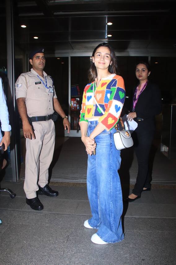कलरफुल टॉप और ब्लू डेनिम पर स्लिंग बैग लिए एयरपोर्ट पर स्पॉट हुईं Alia Bhatt, सिंपल लुक में भी लगीं बेहद खूबसूरत