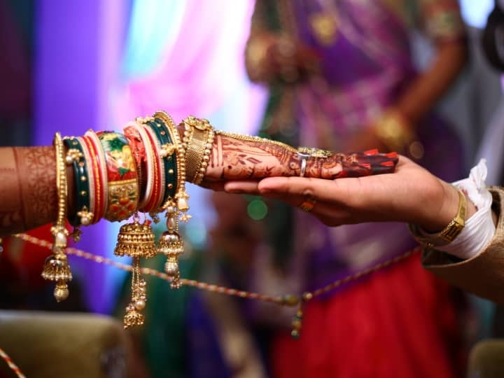 Prayagraj A Bride left the groom after a month of marriage due to Physical Relationship UP News: शादी के एक महीने बाद ही दूल्हे को छोड़कर चली गई दुल्हन, वजह जान रह जाएंगे हैरान