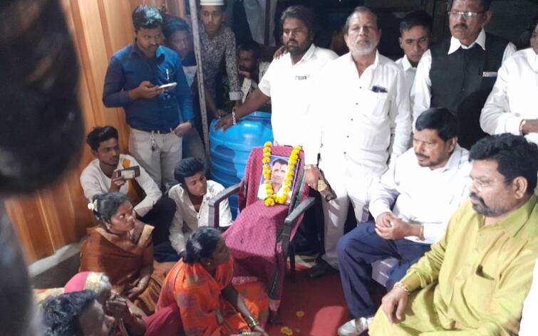 Ramdas Athawale visited the oppressed families demand to accommodate the person from the murdered family in government job Latur: रामदास आठवलेंनी घेतली अत्याचारग्रस्त कुटुंबीयांची भेट; हत्या झालेल्या कुटुंबातील व्यक्तीला शासकीय नोकरीत सामावून घेण्याची मागणी