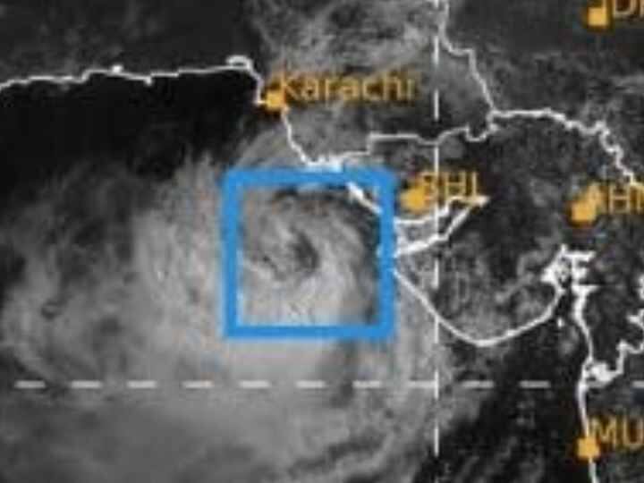 तटीय क्षेत्रों से 74,000 से अधिक लोगों को सुरक्षित स्थानों पर पहुंचाया गया है.