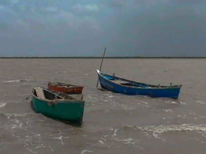 Cyclone Biparjoy Photo: बिपरजॉय चक्रवात से गुजरात के जखाऊ पोर्ट के पास लैंडफॉल शुरू हो गया है, जिसके चलते जामनगर, मोरबी, मांडवी और अमरेली में तेज हवा चलने के साथ भारी बारिश हो रही है.