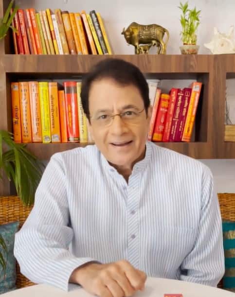 अरुण गोविल ने अपने घर पर एक छोटी सी लाइब्रेरी भी बनवाई है. तस्वीर में देख सकते हैं कि वुडन अलमीरा में कई सारी बुक्स रखी हुई हैं. यहां अक्सर अरुण गोविल फुर्सत के पलों में बुक्स पढ़ना एंजॉय करते हैं.
