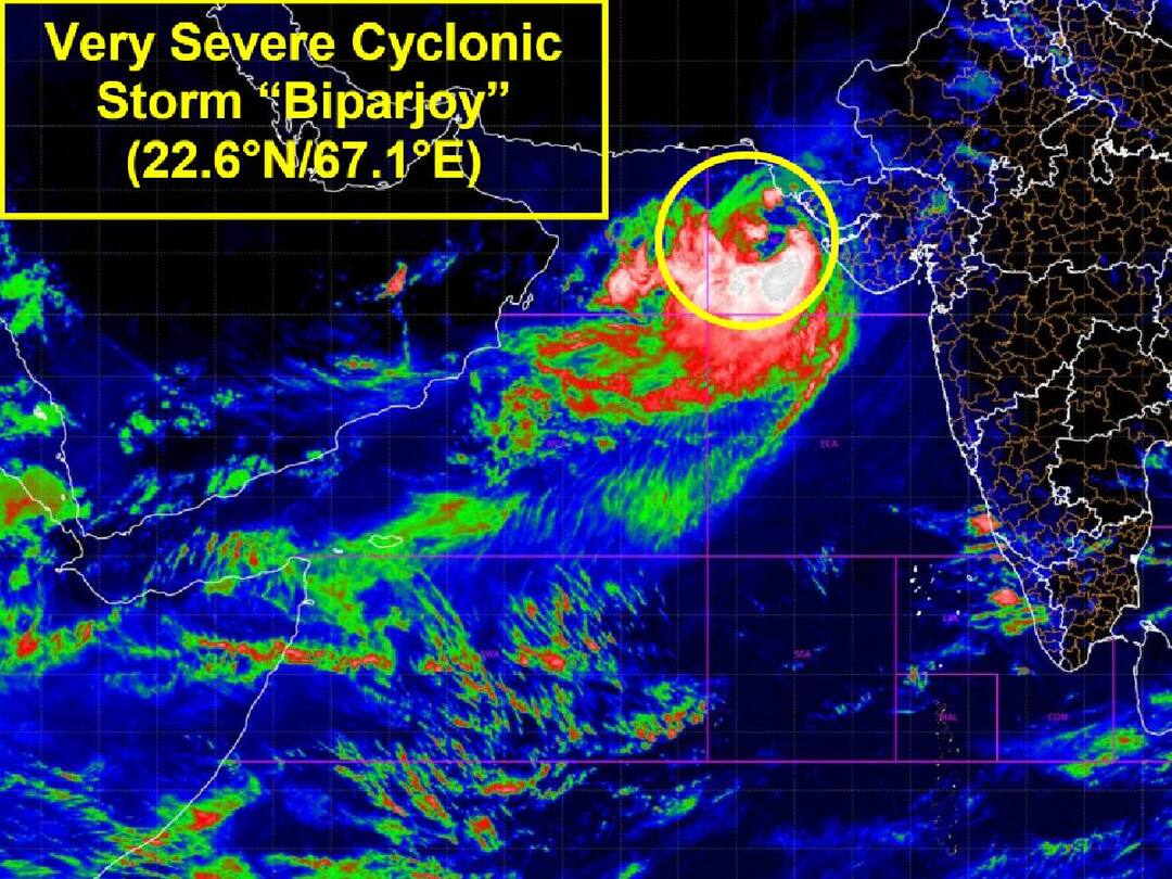 Biparjoy Cyclone: இன்று கரையை கடக்கும் அதி தீவிர பிபர்ஜாய் புயல்.. மணிக்கு 140 கிமீ வேகத்தில் காற்று வீசக்கூடும்.. மீனவர்களுக்கான எச்சரிக்கை என்ன? The Indian Meteorological Department has said that very intense cyclonic storm Biparjai will make landfall near Jagkavu port this evening. Biparjoy Cyclone: இன்று கரையை கடக்கும் அதி தீவிர பிபர்ஜாய் புயல்.. மணிக்கு 140 கிமீ வேகத்தில் காற்று வீசக்கூடும்.. மீனவர்களுக்கான எச்சரிக்கை என்ன?