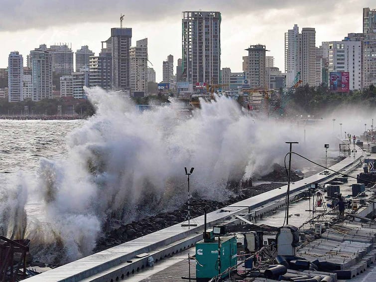 Mumbai Weather Alert Prohibited to go to beach  heavy security deployed Chowpatty Mumbai News Mumbai Weather Alert :  मुंबईत समुद्र खवळला; चौपाट्यांवर जाण्यास मनाई, 'या' सहा चौपाट्यांवर मोठा बंदोबस्त तैनात