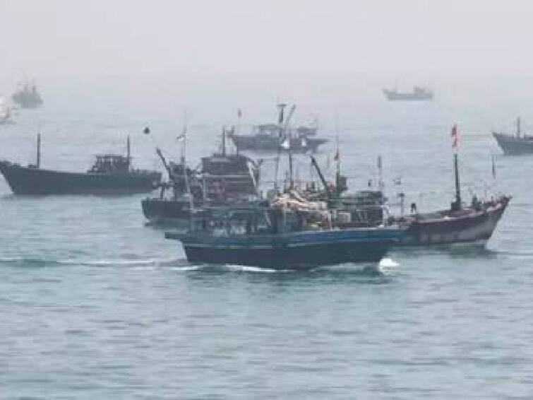 Fishermen went to the sea today after the 61-day fishing ban. Fisherman: மீன் பிரியர்களுக்கு நற்செய்தி... முடிவுக்கு வந்த 61 நாள் மீன்பிடி தடைக்காலம்.. குறையும் மீன் விலை .. முழு விவரம்..