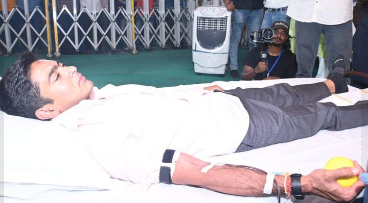 রাজ্যে পঞ্চায়েত ভোটের দামামা। মনোনয়ন ঘিরে দিকে দিকে অশান্তির অভিযোগ আসছে। তার মধ্যে নবজোয়ার যাত্রা চলাকালীনই রক্তদান শিবিরে পৌঁছে গেলেন অভিষেক বন্দ্যোপাধ্যায়।