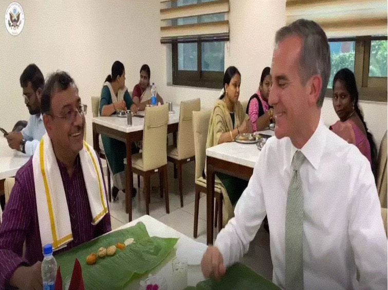 US Ambassador Eric Garcetti Savour's South Indian Thali At Tamil Nadu Bhawan In Delhi: WATCH US Ambassador Eric Garcetti Savour's South Indian Thali At Tamil Nadu Bhawan In Delhi: WATCH