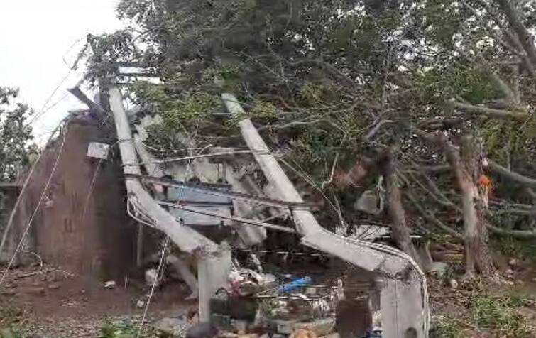 Due to storm Biparjoy, power supply was disrupted in many areas of Gujarat Biparjoy Cyclone: વાવાઝોડાને કારણે રાજ્યના અનેક વિસ્તારોમાં છવાયો અંધારપટ્ટ, વીજપોલ ધરાશાયી થતા કરોડોનું નુકશાન