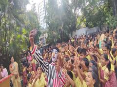 ना रडारडी, ना गोंधळ; शाळेच्या पहिल्या दिवशी मुलांसाठी जादुचे प्रयोग, मुलांचा प्रवेशोत्सव उत्साहात साजरा