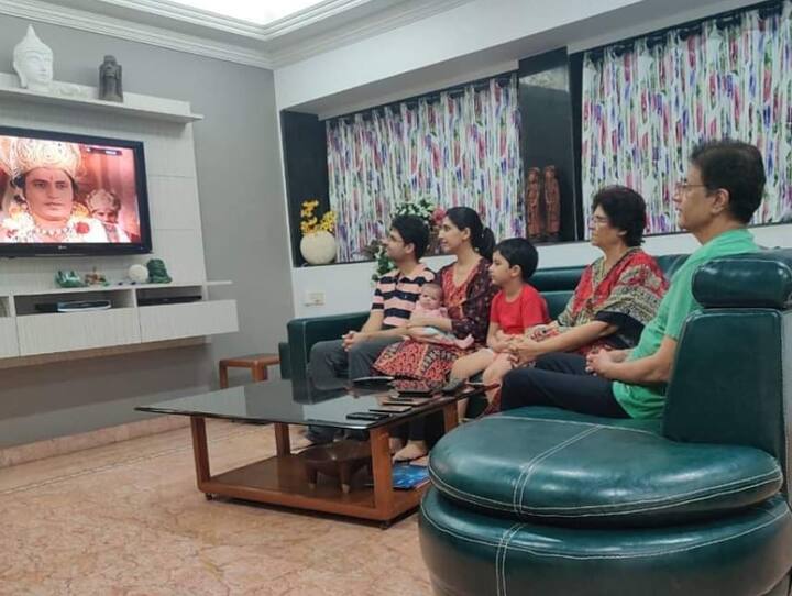 अरुण गोविल के घर का हर कोना बेहद सादगी से भरा है.यहां आपको आर्टिफिशियल चीजें कम मिलेंगी. घर की दिवारों को ग्रेल कलर से पेंट किया गया है. अरुण गोविल के ड्राइंगरूम में बड़ा सा टीवी लगा है और सिंपल से सोफ डाले गए हैं साथ में एक ग्लास की टेबल भी रखी गई है. ड्राइंगरूम में अक्सर अरुण गोविल फैमिली के साथ टीवी देखना पसंद करते हैं.