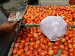 आम आदमी पर महंगाई की मार, सब्जियों के बढ़े दाम ने बिगाड़ा खाने का जायका, टमाटर हुआ 60 रुपए किलो
