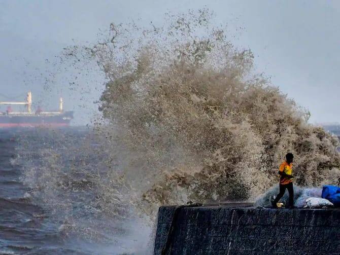மீனவர் ஓருவர் பிபர்ஜாய் புயல் கரணமாக தன்னுடைய மீன் பிடி வலையை வேறு இடத்திற்கு மாற்றும் காட்சி. (Source: PTI)