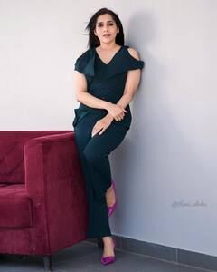 స్టన్నింగ్ ఫోజులతో కైపెక్కిస్తున్న యాంకర్ రష్మీ!