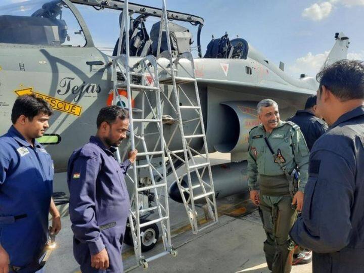 Deputy IAF chief Ashutosh Dixit flies LCA Tejas Trainer Combat Aircraft National Flight Test Centre LCA Tejas: डिप्टी एयर मार्शल ने तेजस ट्रेनर लड़ाकू विमान से भरी उड़ान, अंतिम परीक्षणों से गुजर रहा स्वदेशी फाइटर जेट