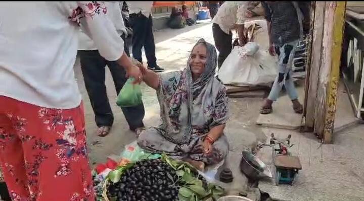 विशेष म्हणजे यावेळी झालेल्या परतीच्या पावसाचा मोठा  फटका जांभूळ उत्पादक शेतकऱ्यांना बसल्याने आवक देखील कमी झाली आहे. त्यामुळे यंदा जांभूळाला चांगला दर मिळत आहे.