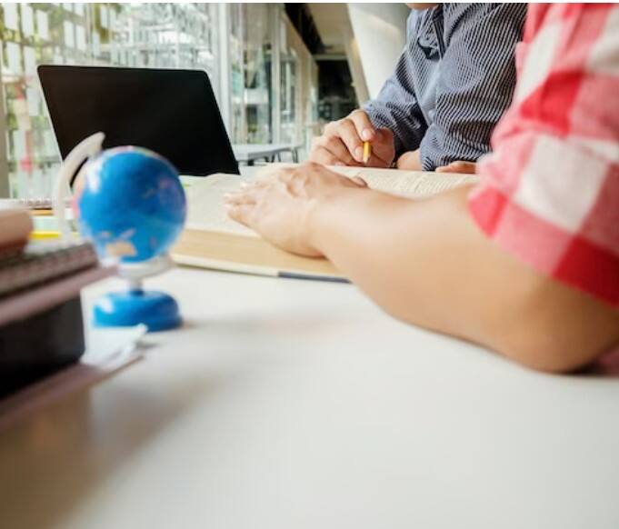 Study after 12th in foreign: ਹਾਲਾਂਕਿ, ਬਹੁਤ ਸਾਰੇ ਵਿਦਿਆਰਥੀ ਅਜਿਹੇ ਵੀ ਹਨ ਜੋ ਜਾਣਕਾਰੀ ਦੀ ਘਾਟ ਜਾਂ ਵਿੱਤੀ ਕਾਰਨਾਂ ਕਰਕੇ ਵਿਦੇਸ਼ਾਂ ਵਿੱਚ ਪੜ੍ਹਨ ਦੀ ਆਪਣੀ ਇੱਛਾ ਪੂਰੀ ਕਰਨ ਵਿੱਚ ਅਸਮਰੱਥ ਰਹਿੰਦੇ ਹਨ। ਉਂਝ ਹੁਣ ਤੁਹਾਨੂੰ ਚਿੰਤਾ ਕਰਨ ਦੀ ਕੋਈ ਲੋੜ ਨਹੀਂ, ਕਿਉਂਕਿ ਅਸੀਂ ਤੁਹਾਨੂੰ ਉਨ੍ਹਾਂ ਸਾਰੇ ਸਵਾਲਾਂ ਦੇ ਜਵਾਬ ਦੇਵਾਂਗੇ ਜੋ ਤੁਹਾਡੀ ਵਿਦੇਸ਼ ਵਿੱਚ ਪੜ੍ਹਾਈ ਕਰਨ ਦੀ ਇੱਛਾ ਪੂਰੀ ਕਰ ਸਕਦੇ ਹਨ।