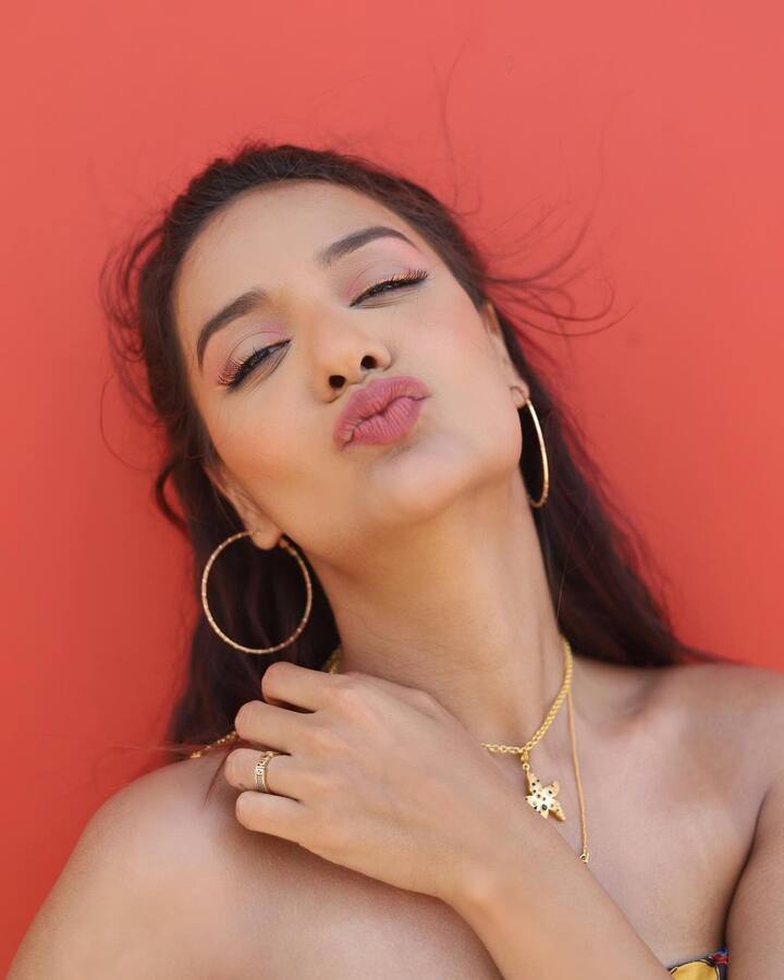 She accessorized her outfit with chic jewellery. (Image Source: Instagram/Divya Agarwal)