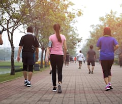 Treadmill vs Walking :  ट्रेडमिल की चालणं? कशाने होईल वजन कमी करण्यास मदत