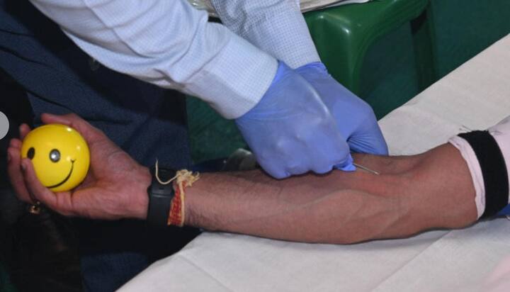 দক্ষিণ ২৪ পরগনার জয়নগরে একটি রক্তদান শিবিরে হাজির হন অভিষেক।