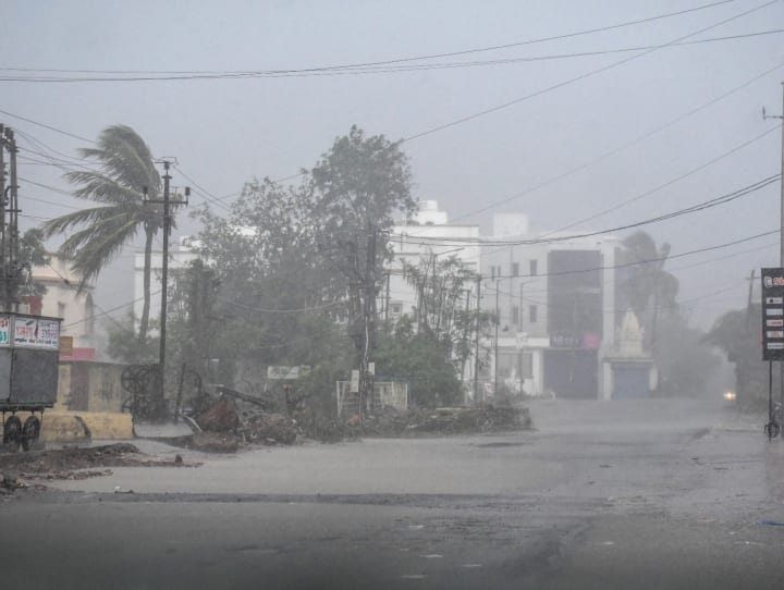 Cyclone Biparjoy makes landfall in gujarat heavy rain with strong winds hit Jakhau port Kachchh Dwarka Cyclone Biparjoy: चक्रवाती तूफान 'बिपरजॉय' समुद्र से जमीन की तरफ बढ़ा, गुजरात में भारी बारिश, राजस्थान को लेकर भी अलर्ट