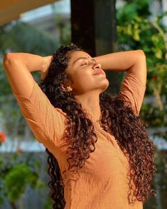 Anupama parameswaran: 'ஏய் சுழலி அழகி விலகி..’ நடிகை அனுபமாவின் க்யூட் செல்ஃபீஸ்!