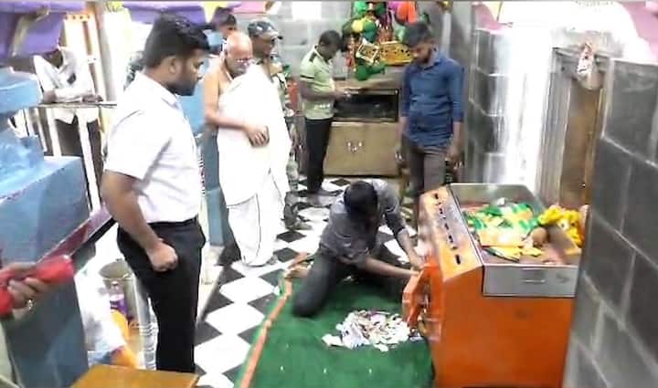 माहूरच्या दानपेटीत एका महिन्यात तब्बल 22 लाख रुपयांचे ऐवज जमा झाला आहे.