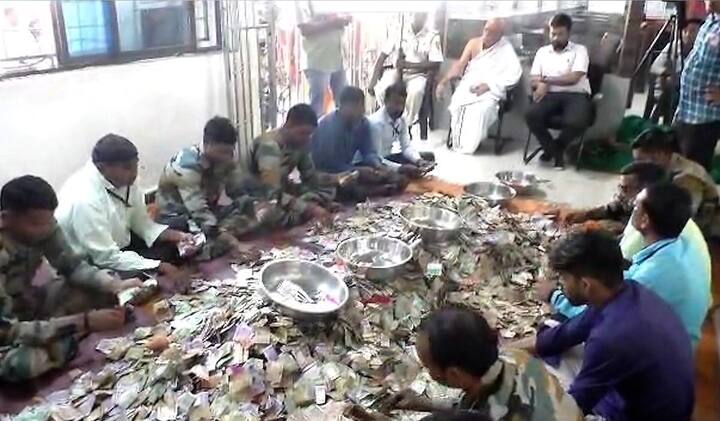 महाराष्ट्रातील देवीच्या साडेतीन शक्तिपीठांपैकी मूळ पीठ माहूर इथल्या रेणुका माता मंदिरातील भक्तांनी भरभरुन दान दिलं आहे.