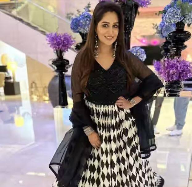 ਸਸੁਰਾਲ ਸਿਮਰ ਕਾ ਫੇਮ ਅਦਾਕਾਰਾ ਦੀਪਿਕਾ ਕੱਕੜ ਬਹੁਤ ਪੜ੍ਹੀ-ਲਿਖੀ ਹੈ। ਉਸਨੇ ਸੈਂਟਰਲ ਸਕੂਲ ਪੁਣੇ ਤੋਂ ਆਪਣੀ ਸਕੂਲੀ ਪੜ੍ਹਾਈ ਪੂਰੀ ਕੀਤੀ। ਇਸ ਤੋਂ ਬਾਅਦ ਉਨ੍ਹਾਂ ਨੇ ਮੁੰਬਈ ਯੂਨੀਵਰਸਿਟੀ ਤੋਂ ਗ੍ਰੈਜੂਏਸ਼ਨ ਕੀਤੀ। ਬਾਅਦ ਵਿੱਚ ਉਹ ਏਅਰਹੋਸਟੇਸ ਬਣ ਗਈ। ਹਾਲਾਂਕਿ, ਕਿਸਮਤ ਨੇ ਉਸ ਲਈ ਕੁਝ ਹੋਰ ਰੱਖਿਆ ਸੀ ਅਤੇ ਉਸਨੇ ਅਦਾਕਾਰੀ ਦੀ ਦੁਨੀਆ ਵਿੱਚ ਪ੍ਰਵੇਸ਼ ਕੀਤਾ। ਦੀਪਿਕਾ ਨੇ ਕਈ ਹਿੱਟ ਟੀਵੀ ਸ਼ੋਅਜ਼ ਵਿੱਚ ਕੰਮ ਕੀਤਾ ਹੈ। ਅਭਿਨੇਤਰੀ ਫਿਲਹਾਲ ਬ੍ਰੇਕ 'ਤੇ ਹੈ ਕਿਉਂਕਿ ਉਹ ਪਤੀ ਸ਼ੋਏਬ ਇਬਰਾਹਿਮ ਨਾਲ ਆਪਣੇ ਪਹਿਲੇ ਬੱਚੇ ਦਾ ਵੈਲਕਮ ਕਰਨ ਵਾਲੀ ਹੈ।