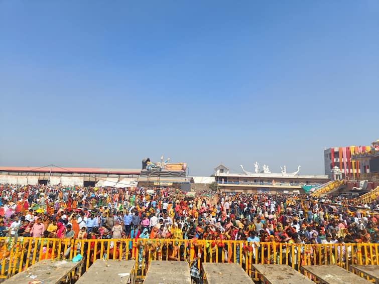 Kubereshwar Dham: पंडित प्रदीप मिश्रा के आश्रम में बना मतदान जैसा माहौल! इस काम के बाद उंगली पर लगाई जा रही स्याही Kubereshwar Dham Pandit Pradeep Mishra Ashram Rudraksha Distribution Recepients Get Ink on Fingers ann Kubereshwar Dham: पंडित प्रदीप मिश्रा के आश्रम में बना मतदान जैसा माहौल! इस काम के बाद उंगली पर लगाई जा रही स्याही