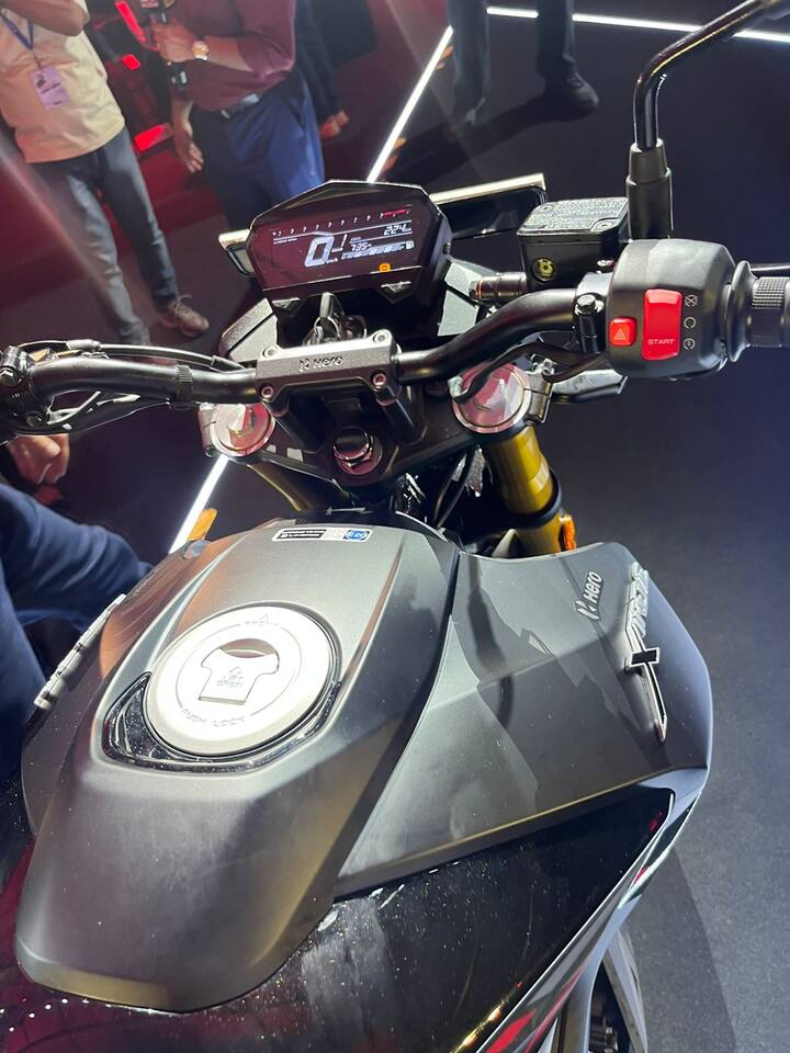 2023 हीरो एक्सट्रीम 160R की कीमत की बात करें तो स्टैंडर्ड वेरिएंट 1,27,300 रुपये, कनेक्टेड वेरिएंट 1,32,800 रुपये और प्रो वेरिएंट 1,36,500 रुपये (एक्स शोरूम) में उपलब्ध होगी.